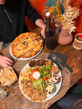 Assiette généreuse servie à table